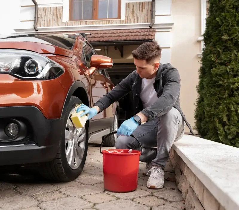 Lavage auto à domicile Bourg-et-Comin : professionnel intervenant sur un véhicule